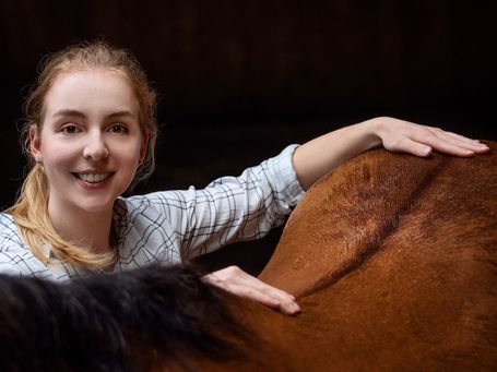 Luisa Thielmann VierHufe Pferdephysiotherapeut Pferdeosteopath